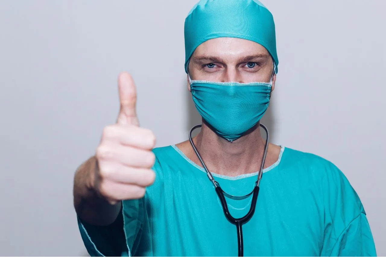 happy nurse giving thumbs up to part time RN jobs